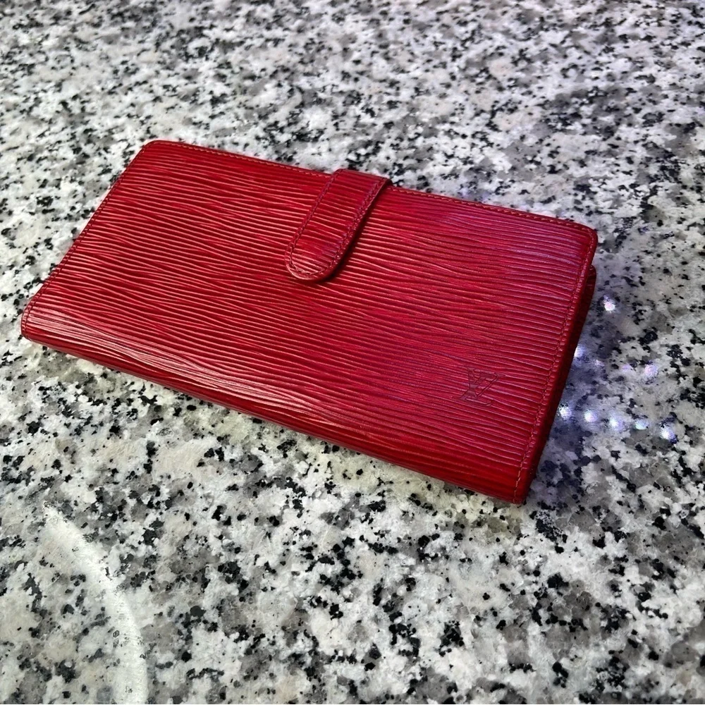Louis Vuitton | BEAUTIFUL! MI0020 Red Epi Wallet with Kiss Lock